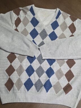 Scott Barber Men's Light Gray V-Neck Argyle Sweater with Blue and Brown Diamonds